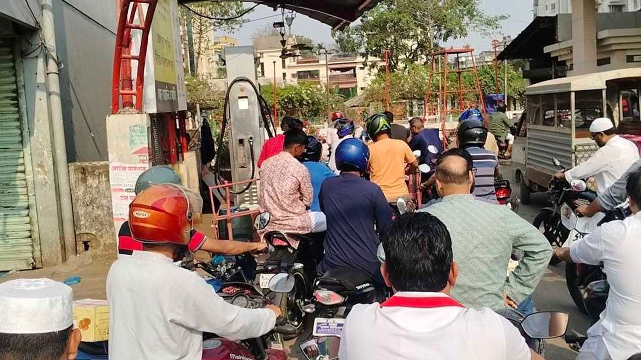 উঠে যাচ্ছে রেশনিং পদ্ধতি, গণপরিবহন পাবে পর্যাপ্ত তেল