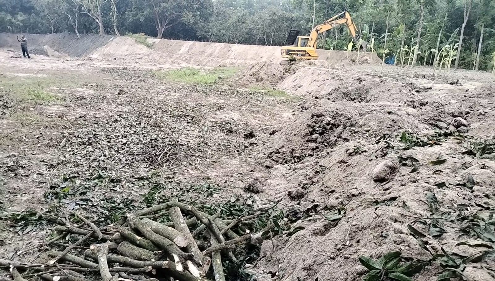 পুঠিয়ায় তিন ফসলি জমিতে পুকুর খননের হিড়িক, সংকুচিত হচ্ছে কৃষিজমি