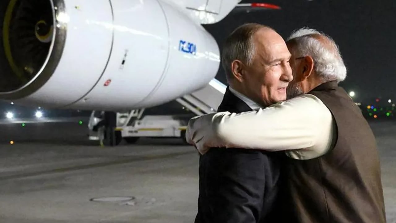 ভারতে পুতিন, জড়িয়ে ধরলেন মোদি