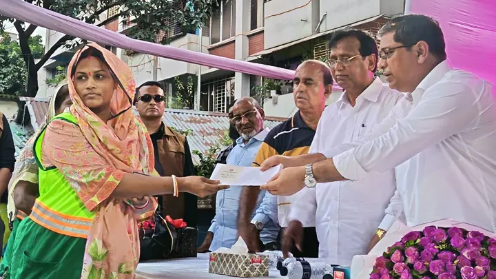 দুর্গাপূজায় ৬৮০ পরিচ্ছন্নতাকর্মী পরিবারকে প্রধানমন্ত্রীর উপহার