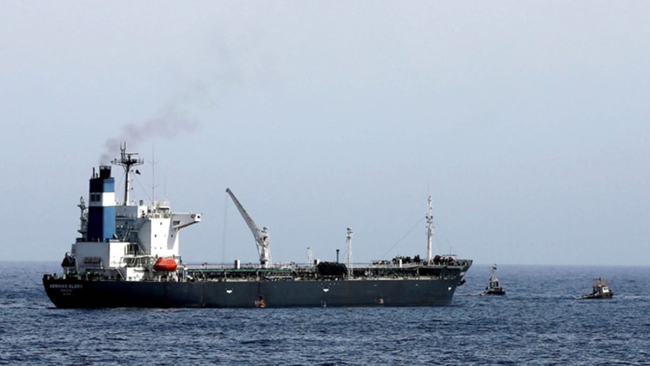 কাতার উপকূলে হামলায় তেল ট্যাংকার ক্ষতিগ্রস্ত