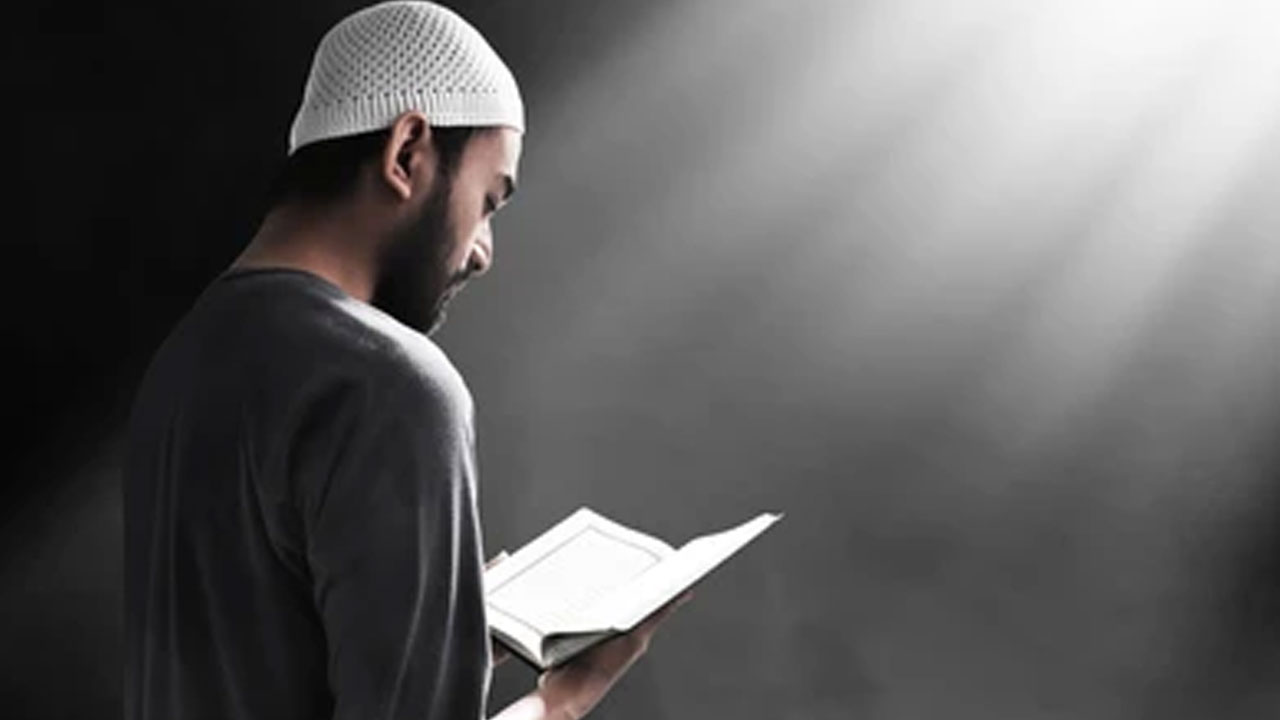 হাঁটাচলায় কোরআন তেলাওয়াত করা যাবে?