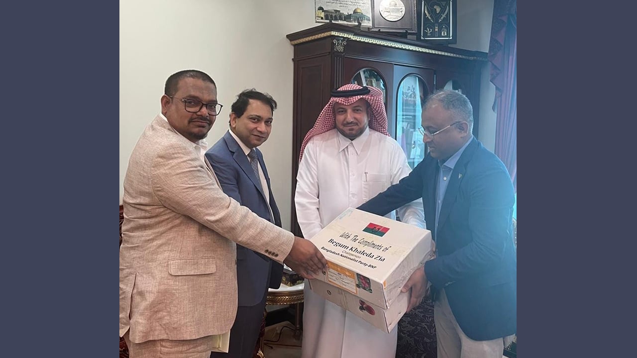 কাতারের আমির ও প্রধানমন্ত্রীকে মৌসুমি ফল পাঠালেন খালেদা জিয়া