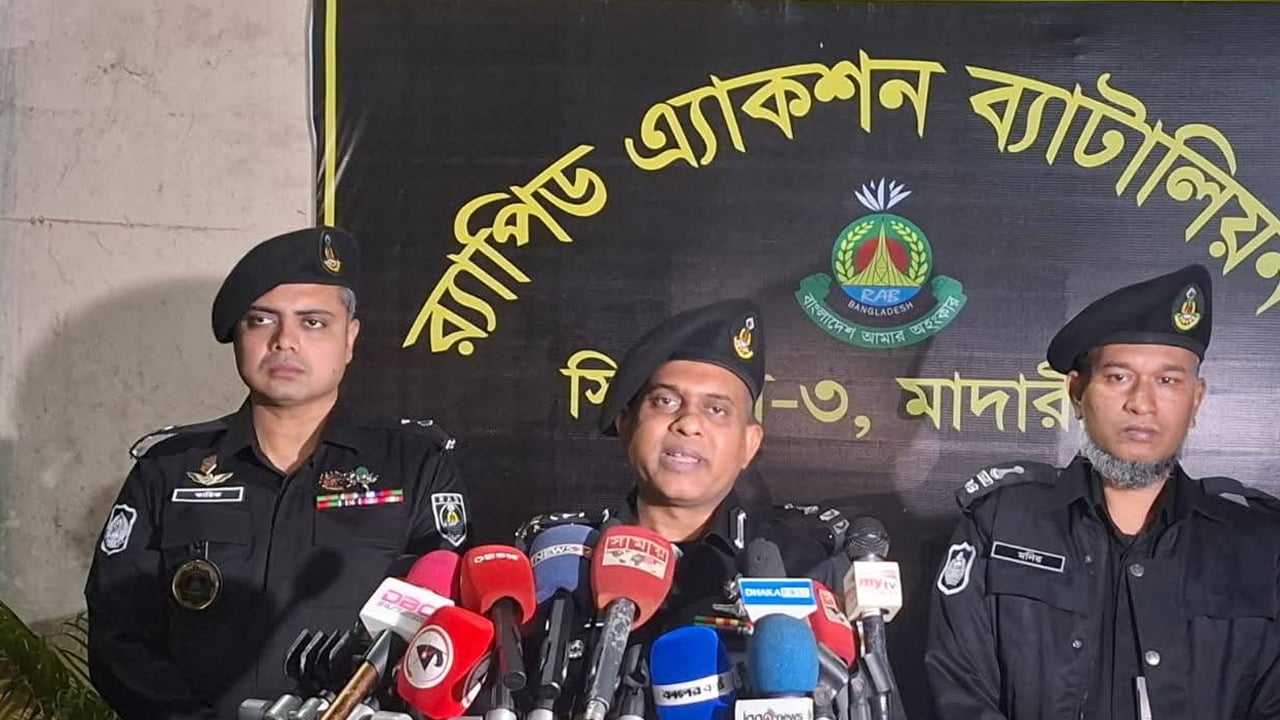 পল্লী চি‌কিৎসক‌কে পু‌ড়ি‌য়ে হত্যার ঘটনায় গ্রেপ্তার ৩