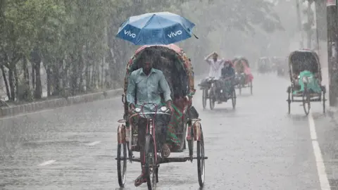 বৃষ্টি বেড়ে দিনের ভ্যাপসা গরম কমেছে, আরো কয়েক দিন বৃষ্টির পূর্বাভাস
