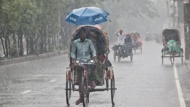 বৃষ্টি বেড়ে দিনের ভ্যাপসা গরম কমেছে, আরো কয়েক দিন বৃষ্টির পূর্বাভাস