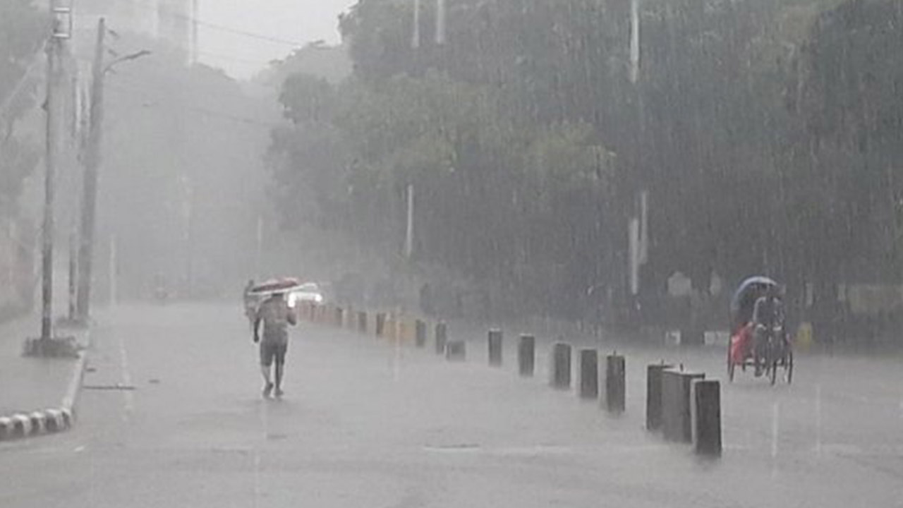 রাজধানীতে কমলেও সারাদেশে ভারী বৃষ্টি অব্যাহত থাকবে