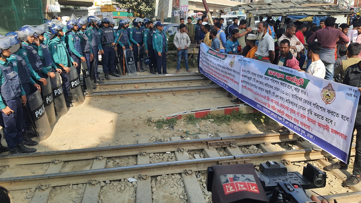 বকেয়া বেতনের দাবিতে কারওয়ান বাজারে রেললাইন অবরোধ