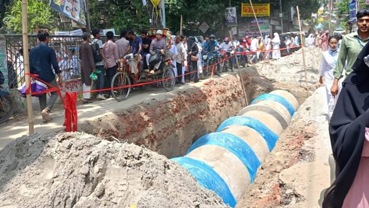 সড়ক সংস্কারকাজে ধীরগতি, বাড়ছে ভোগান্তি
