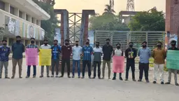 রাবিতে সাংবাদিকদের ওপর হামলার প্রতিবাদে হাবিপ্রবিতে কালো কাপড় বেঁধে মৌন অবস্থান
