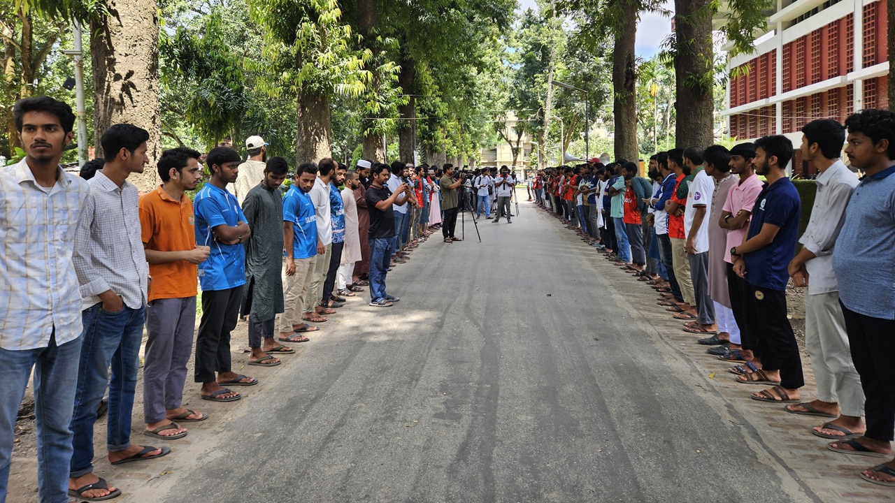 রাবি ক্যাম্পাসের অচলাবস্থায় ক্ষোভে ফুঁসছেন শিক্ষার্থীরা