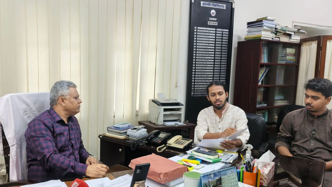 জুলাই আন্দোলনে অভিযুক্ত শিক্ষকদের তালিকা ভিসির কাছে জমা দিলেন রাকসু জিএস
