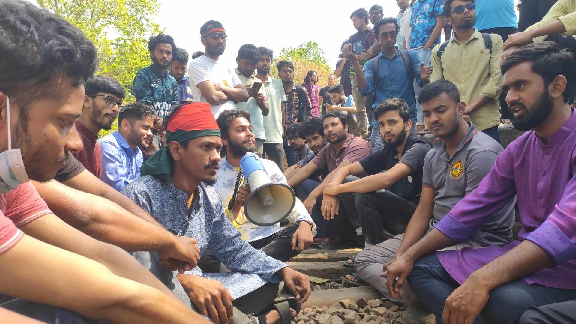 ঢাবি কেন্দ্রিকতার প্রতিবাদে রাবি শিক্ষার্থীদের রেল অবরোধ
