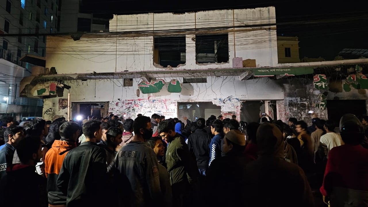 হাদির খুনিদের বিচারের দাবিতে বিক্ষোভে উত্তাল রাবি