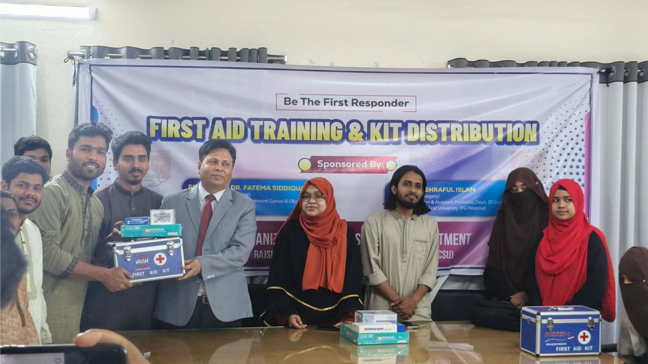 রাকসুর উদ্যোগে রাবির ১২ হলে ফার্স্ট এইড বক্স বিতরণ