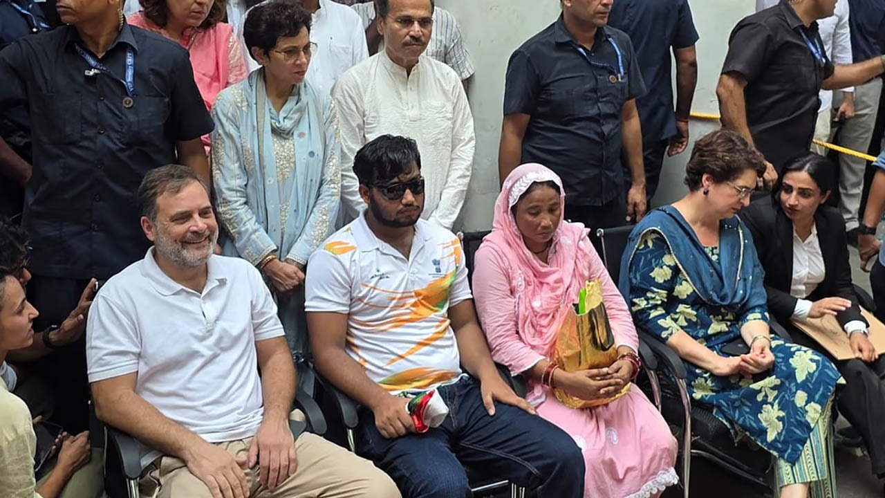 উত্তপ্ত ভারতের রাজনীতি, আহত শিক্ষার্থীকে নিয়ে থানায় রাহুলের অবস্থান  