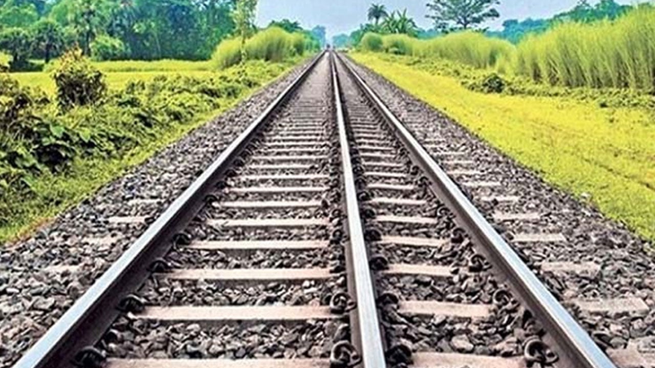 ট্রেনে কাটা পড়ে নারী-শিশুসহ নিহত ৫