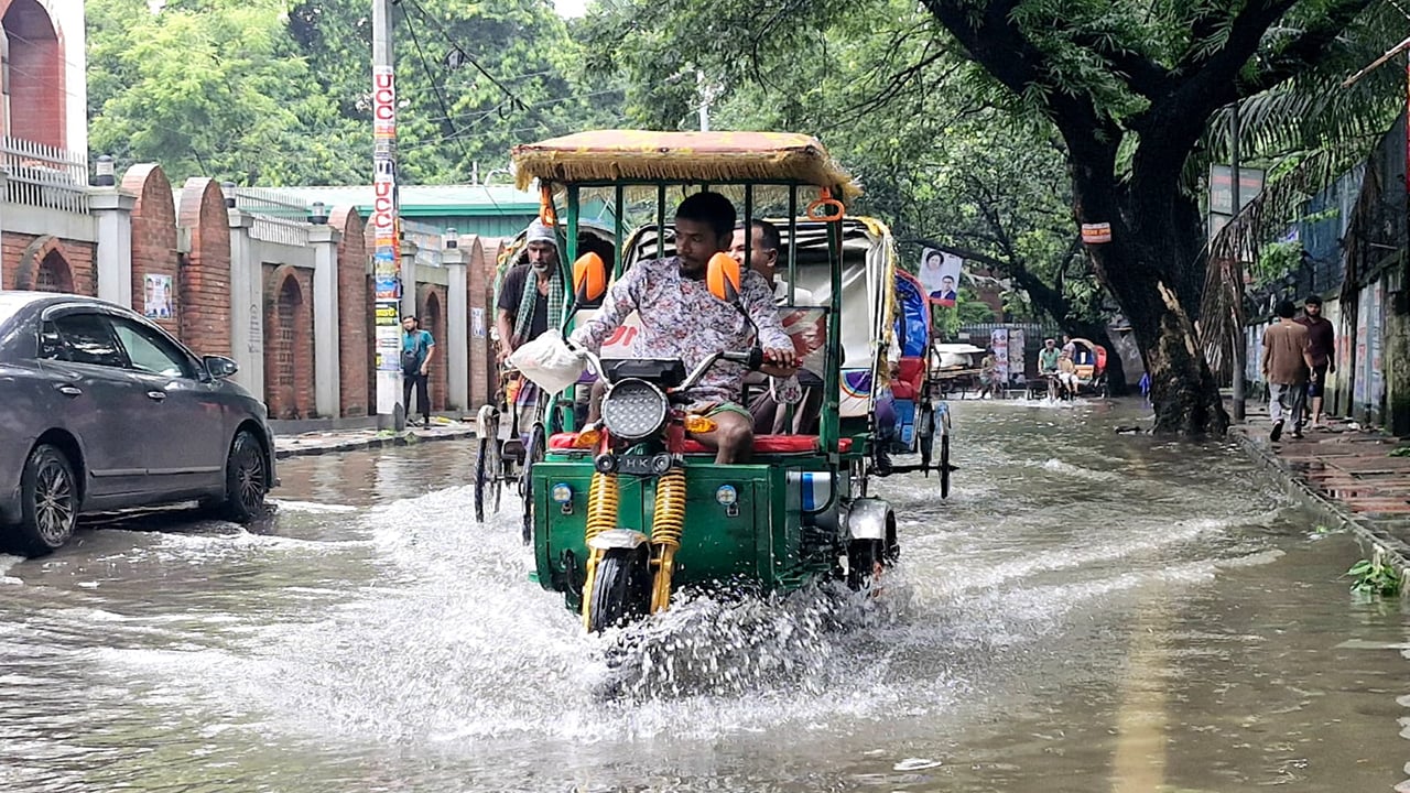 রাজধানীতে ভারী বৃষ্টি, জলাবদ্ধতায় যাত্রীদের ভোগান্তি