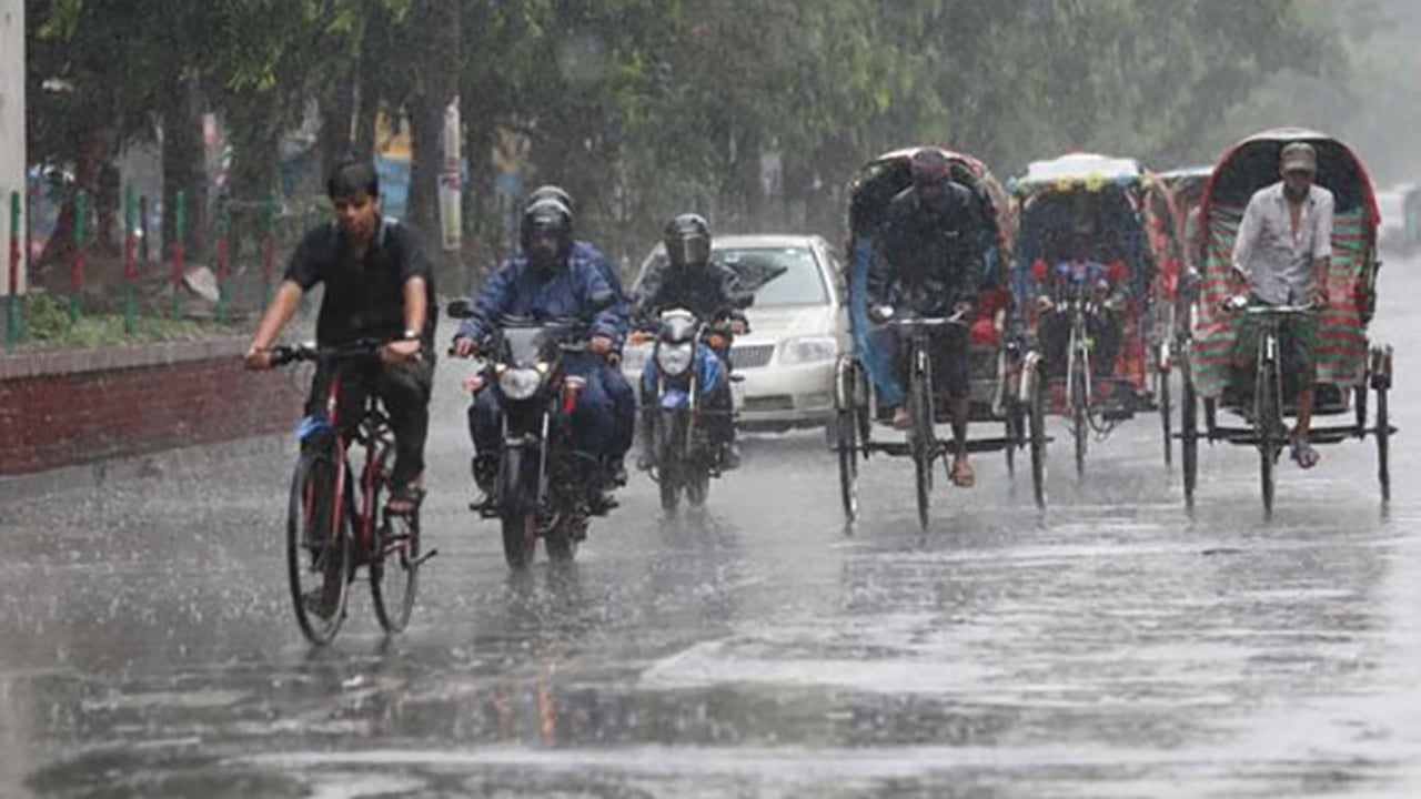 আষাঢ়ের শুরুতে উষ্ণবৃষ্টি ভ্যাপসা গরম ছড়াচ্ছে