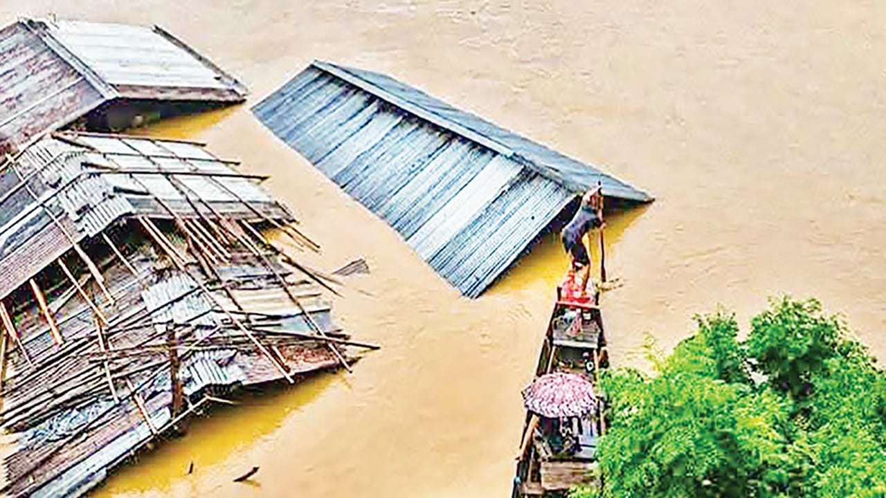টানা বর্ষণে বিভিন্ন স্থানে বন্যা ও নদীভাঙন, ত্রাণের জন্য হাহাকার