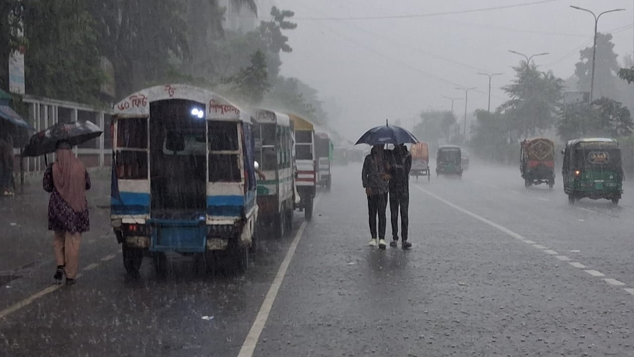 রাজধানীতে মুষলধারে বৃষ্টি, তাপমাত্রা কমলেও বেড়েছে ভোগান্তি