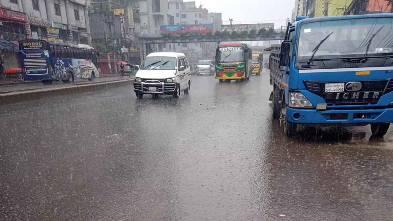 নতুন বৃষ্টি বলয়ের প্রভাবে রাজধানীতে ভোর থেকেই ঝুম বৃষ্টি