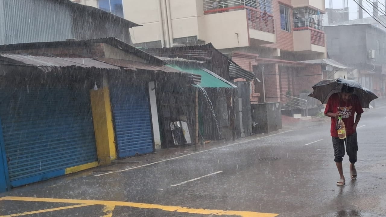 রাজধানীসহ বিভিন্ন স্থানে ভারি  বৃষ্টি, ভোগান্তিতে ঘরমুখী মানুষ