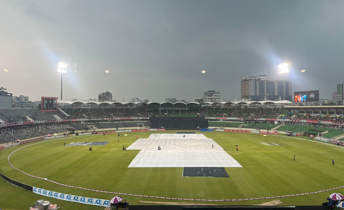 বৃষ্টিতে বন্ধ খেলা, বাংলাদেশ ৫০/৩