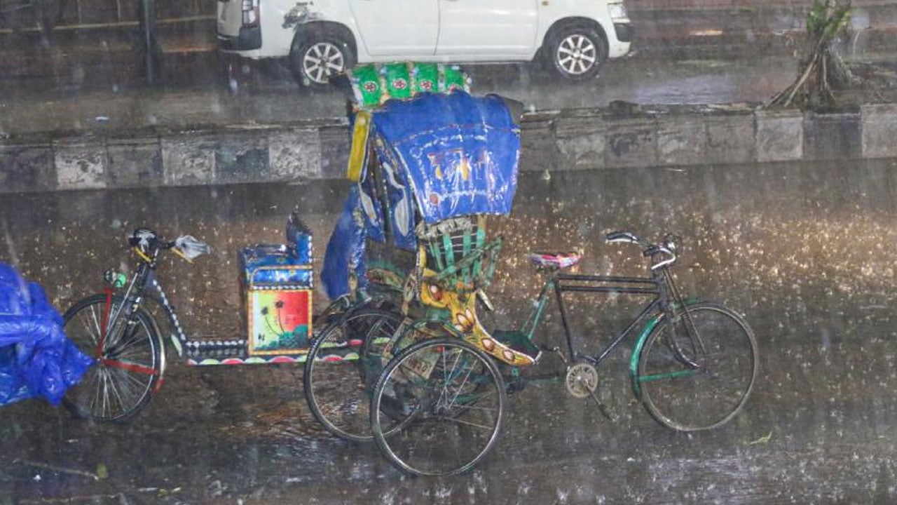 রাজধানীতে ঝড়ো হাওয়ার সঙ্গে বজ্রসহ বৃষ্টি