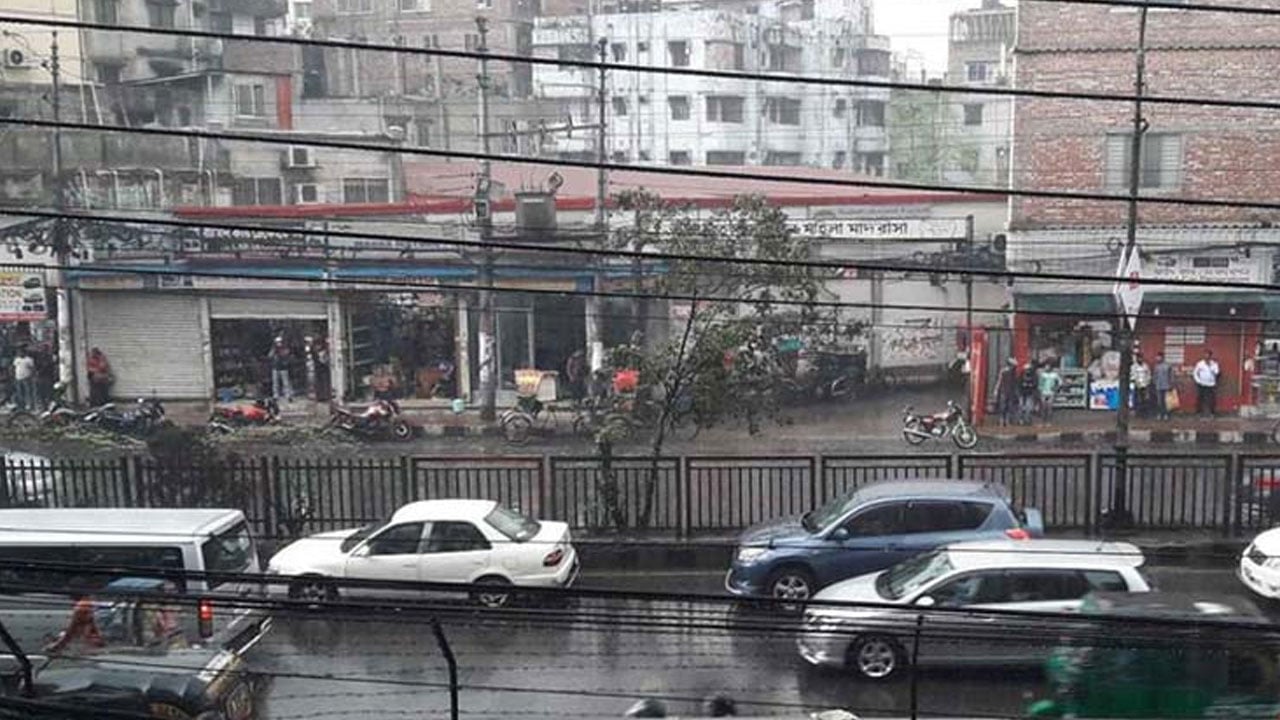 মৌসুমের প্রথম বৃষ্টিতে ভিজল ঢাকা