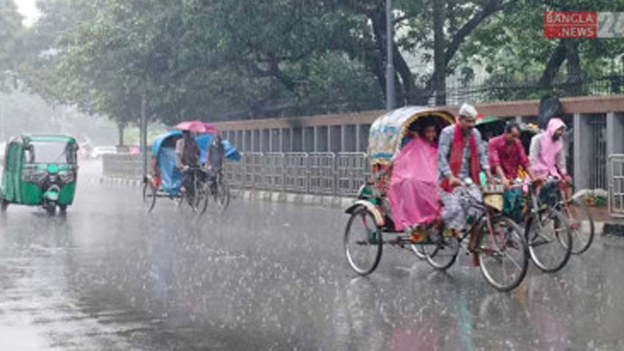 বৃষ্টিতে একধাক্কায় দুই ডিগ্রী তাপমাত্রা কমে রাজধানীর জনজীবনে স্বস্তি