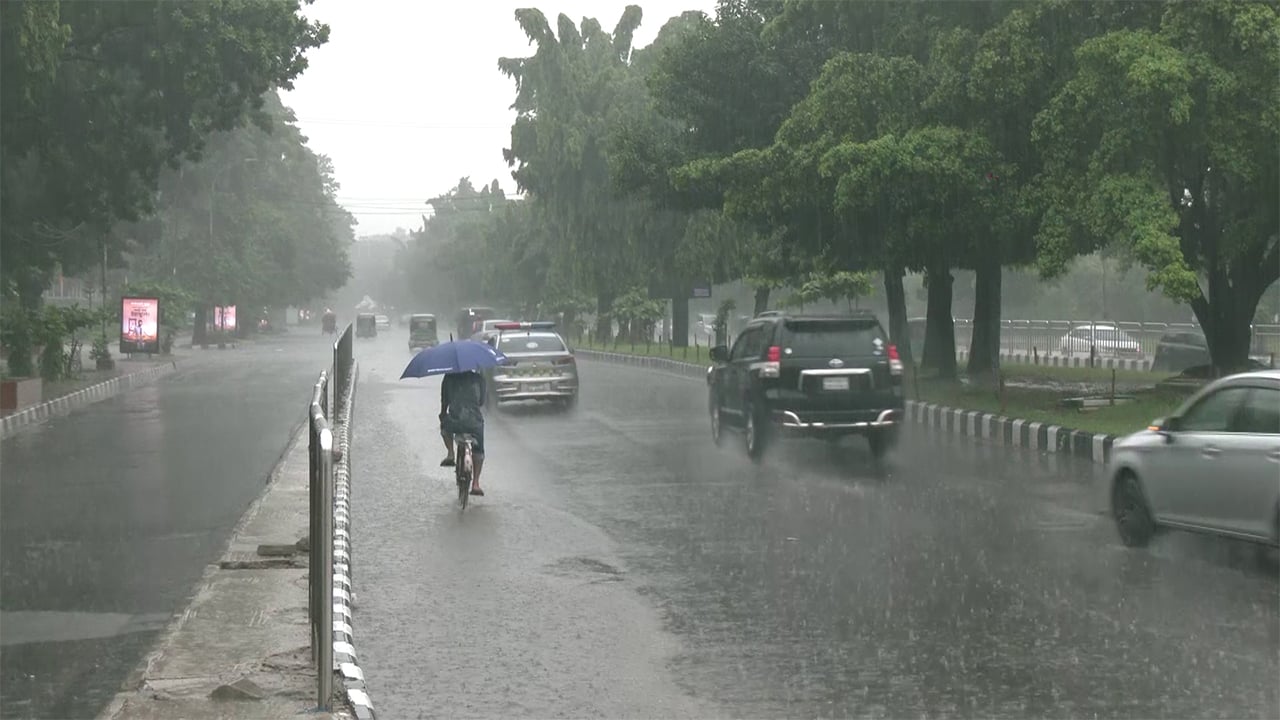 বর্ষার বিদায়ের সময় ভারী বৃষ্টি, নগরবাসীর ভোগান্তি বেড়েছে