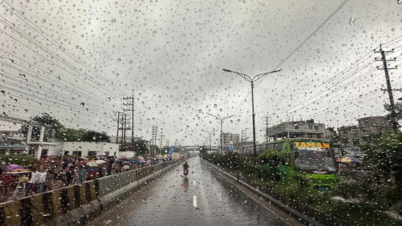 দক্ষিণে কমে উত্তরে বেড়েছে ভারী বর্ষণ