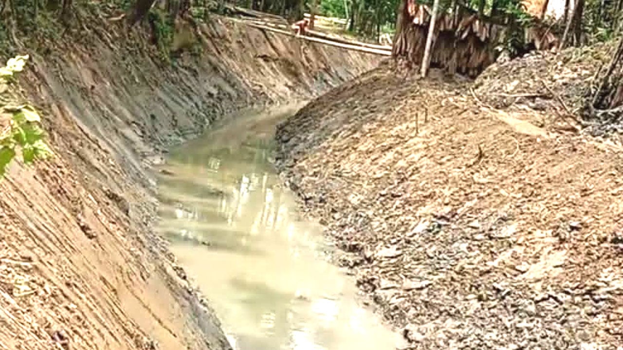 রাজাপুরে খাল খননে অনিয়মের অভিযোগ, কৃষকদের ক্ষোভ