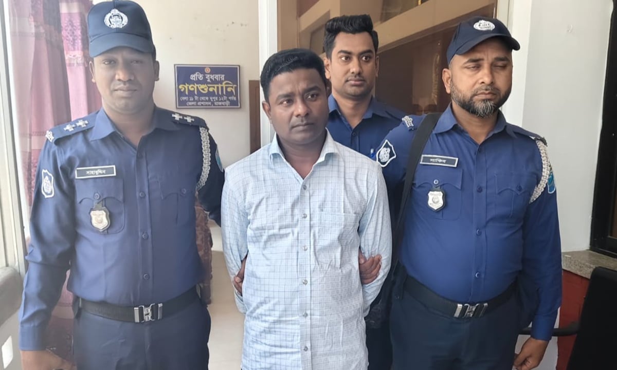 রাজবাড়ীতে প্রাথমিক শিক্ষক নিয়োগের ভাইভায় ভুয়া প্রার্থী আটক