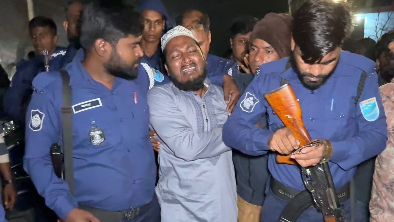 প্যারোলে মুক্তি পেয়ে বাবার জানাজায় ছাত্রদল নেতা