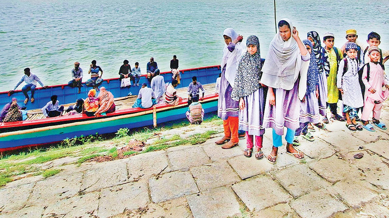 চরাঞ্চলের শিক্ষার্থীদের নৌকায় পারাপারে বাড়ছে ঝুঁকি