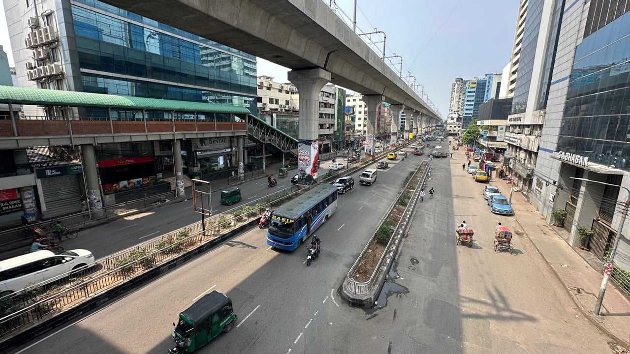ঈদের আগের দিনও বাড়ি ফিরছে মানুষ, রাজধানী ফাঁকা