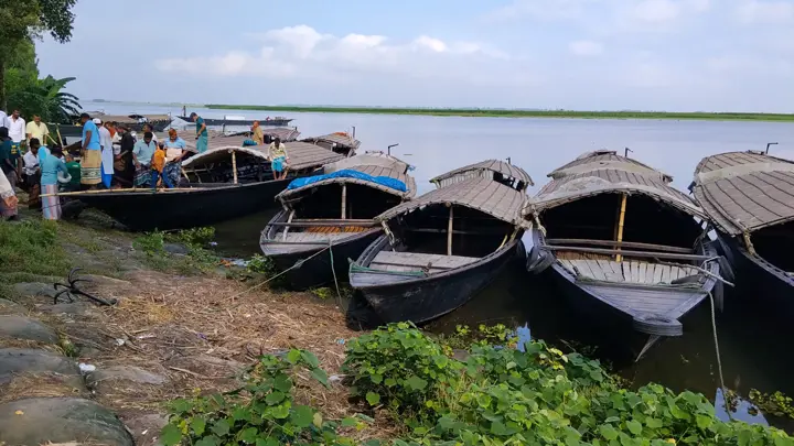রাজিবপুর-নয়ারচর ঘাটে নাব্যতা সংকট, ভোগান্তিতে চরাঞ্চলের মানুষ