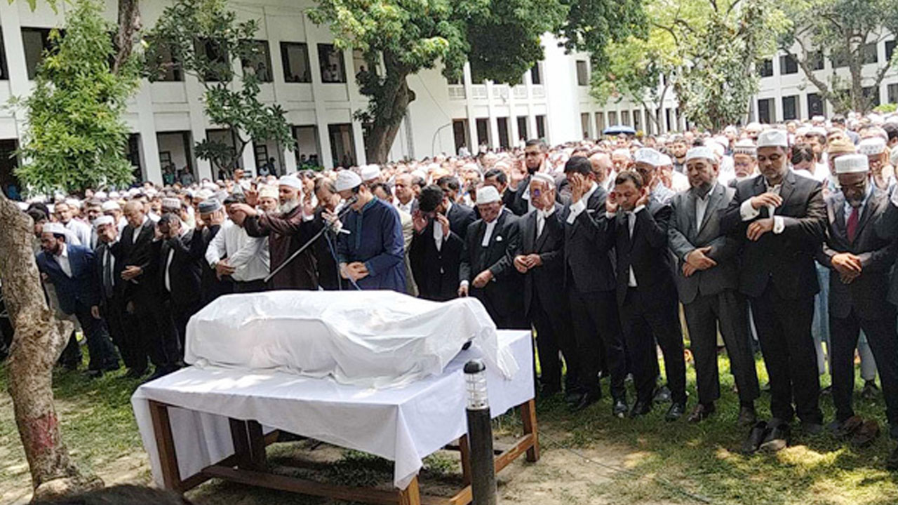 সুপ্রিম কোর্টে ব্যারিস্টার আব্দুর রাজ্জাকের জানাজা সম্পন্ন