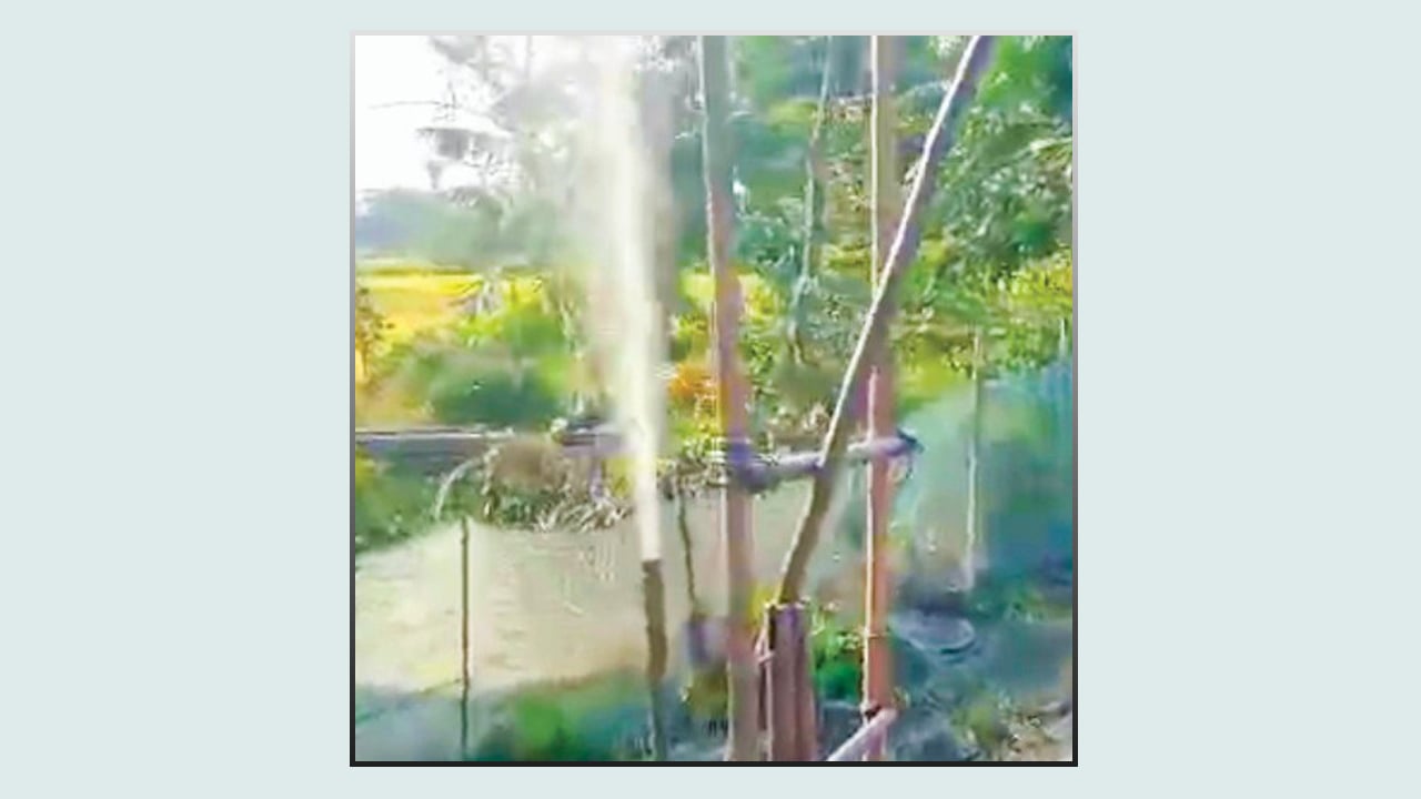 রাজনগরে নলকূপের পাইপ দিয়ে বের হচ্ছে গ্যাস