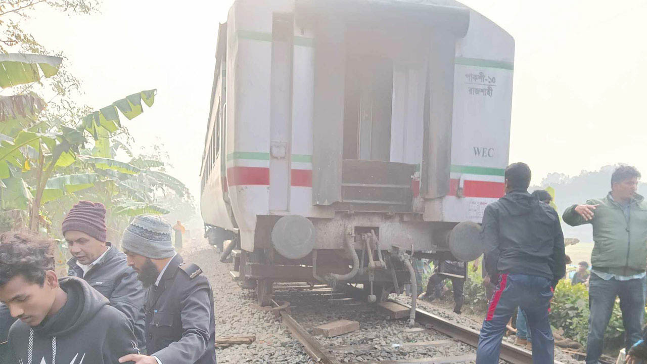 রাজশাহীতে সাড়ে চার ঘণ্টা পর ট্রেন চলাচল স্বাভাবিক