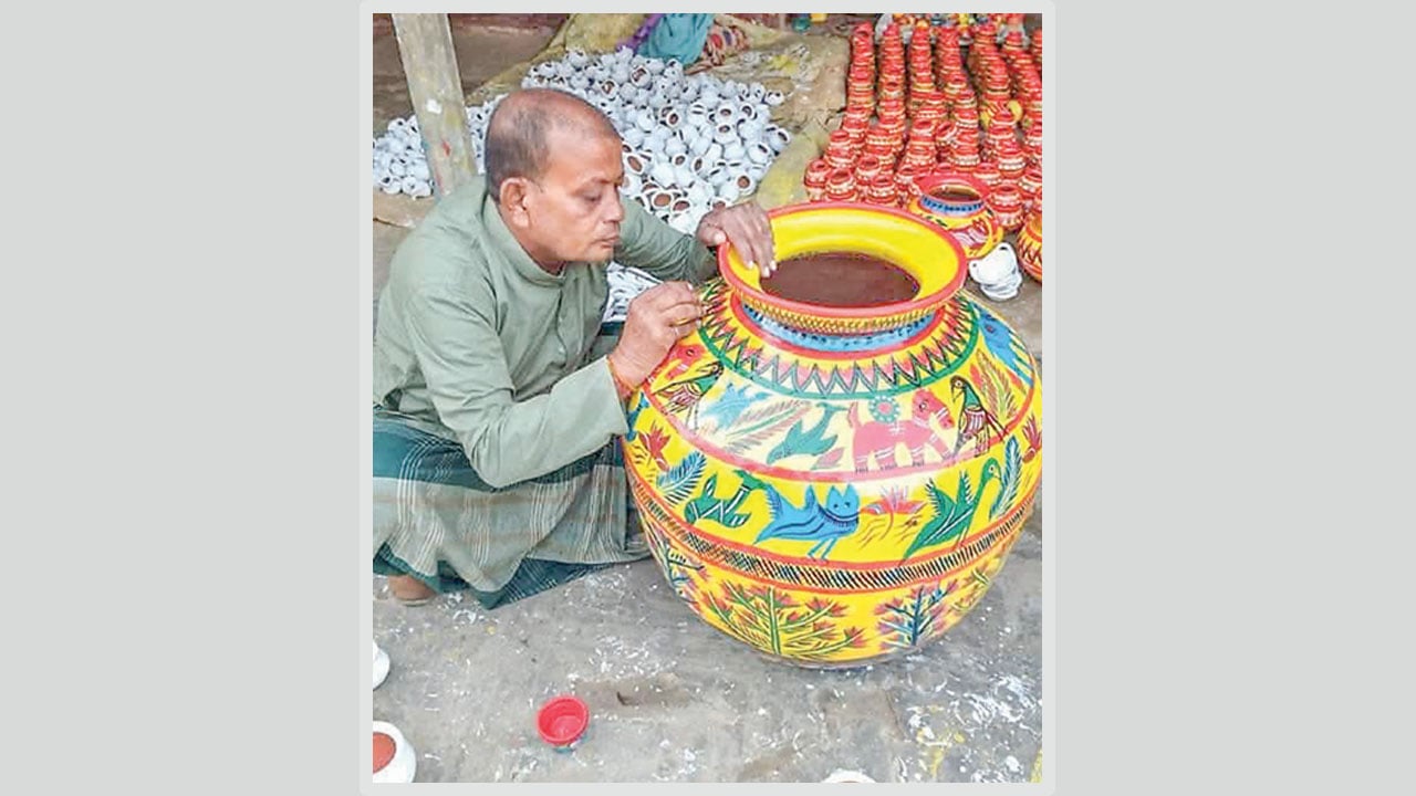 বিলুপ্তির পথে রাজশাহীর শতবছরের ঐতিহ্য বাহারি রঙের শখের হাঁড়ি