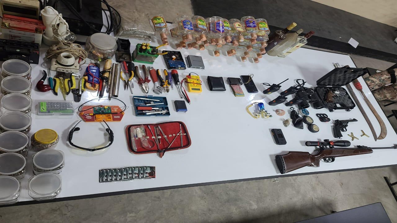 রাজশাহীতে সেনাবাহিনীর অভিযান, অস্ত্র-বিস্ফোরক উদ্ধার