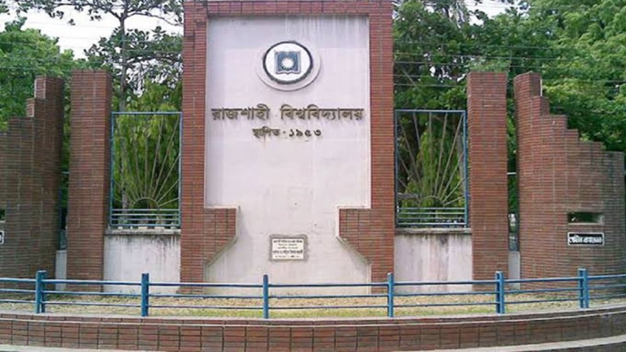 র্যাগিংয়ের ভিডিও করায় সাংবাদিক-রাকসু নেতাদের মারধর