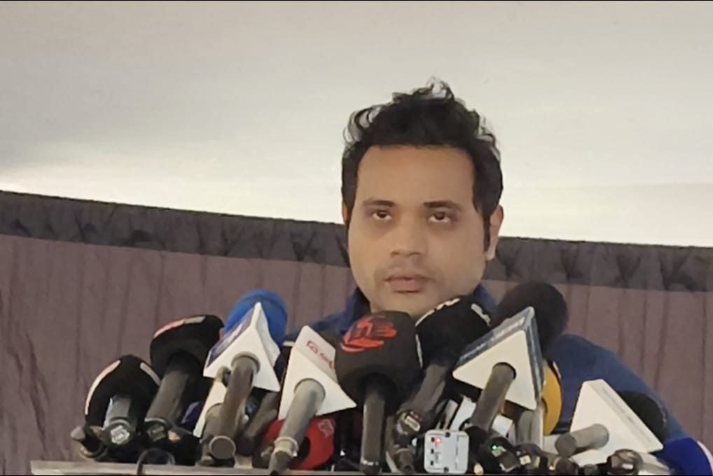 রাজধানীর রাওয়া ক্লাবে সংবাদ সম্মেলনে সাবেক বিডিআরের (বর্তমান বিজিবি) মহাপরিচালক মেজর জেনারেল শাকিল আহমেদের ছেলে রাকিন আহমেদ ভূঁইয়া। ছবি : আমার দেশ