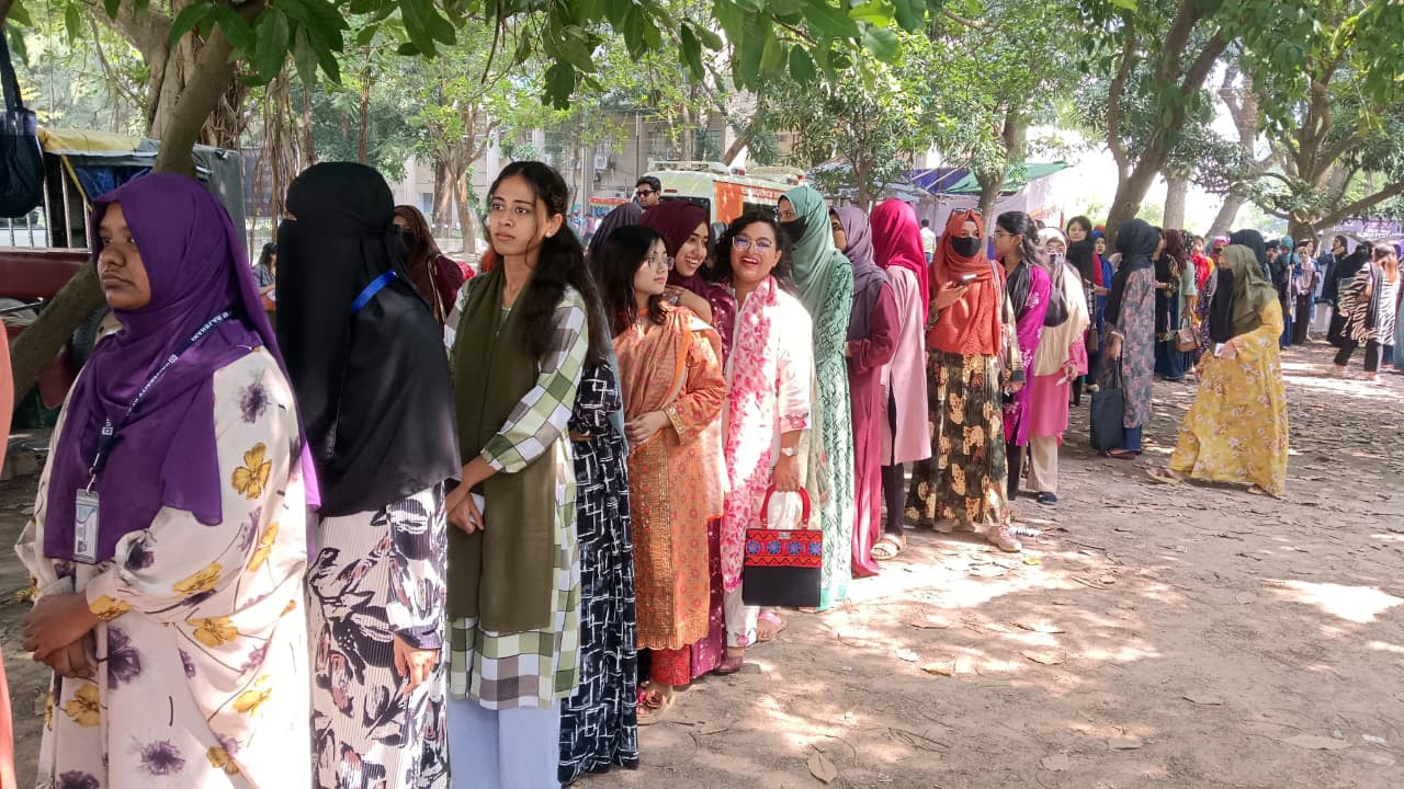 রাকসু নির্বাচন: ভোটকেন্দ্রে মেয়েদের উপচে পড়া ভিড়