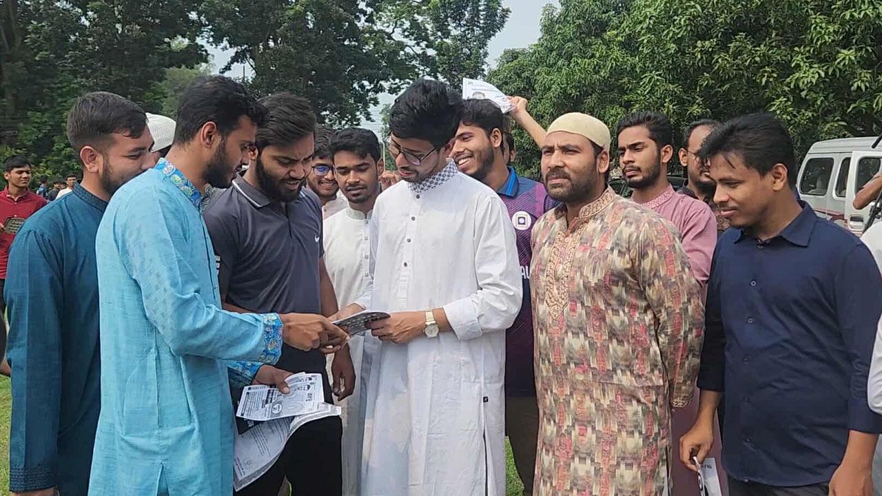 ছুটির দিনেও থেমে নেই রাকসুর প্রচারণা