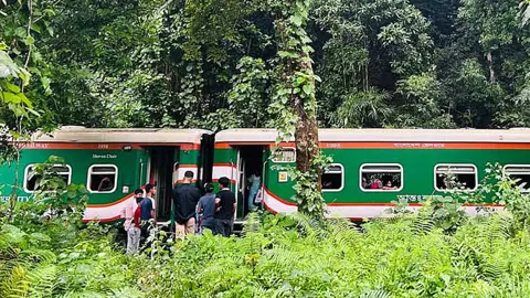 লাউয়াছড়ায় পাহাড়িকা এক্সপ্রেসের হুক ছিঁড়ে ৪ ঘণ্টা পর ট্রেন চলাচল স্বাভাবিক