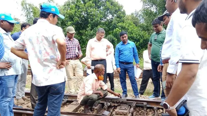 আমার দেশ-এ প্রতিবেদন প্রকাশের পর মিরসরাইয়ে স্টেশন পরিদর্শনে রেল কর্মকর্তারা